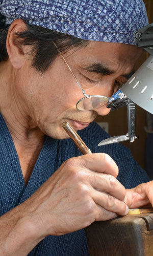 印鑑を彫る森田 明